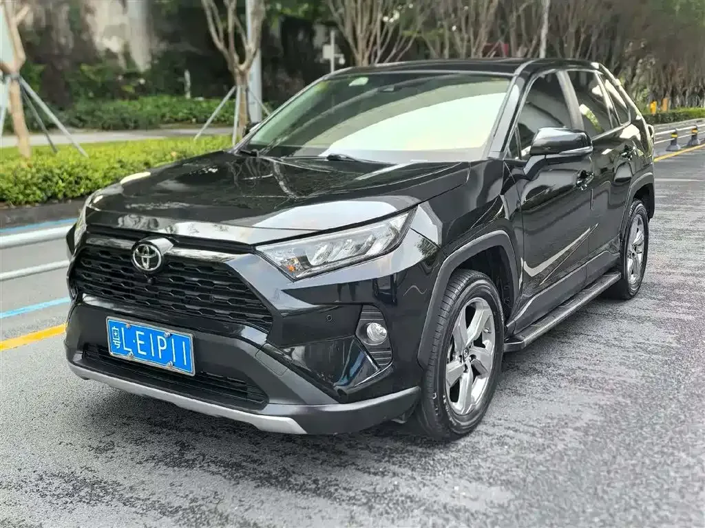 Toyota RAV4 — фото 1