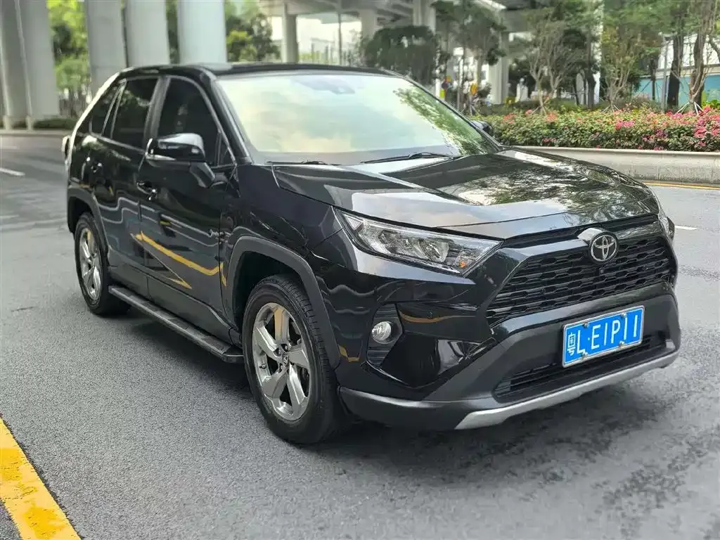 Toyota RAV4 — фото 8