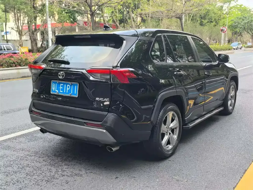 Toyota RAV4 — фото 5