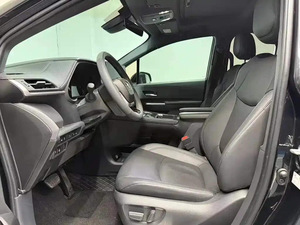 Toyota Sienna — фото 4