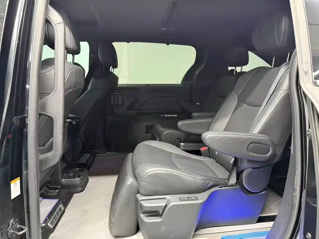 Toyota Sienna — фото 8