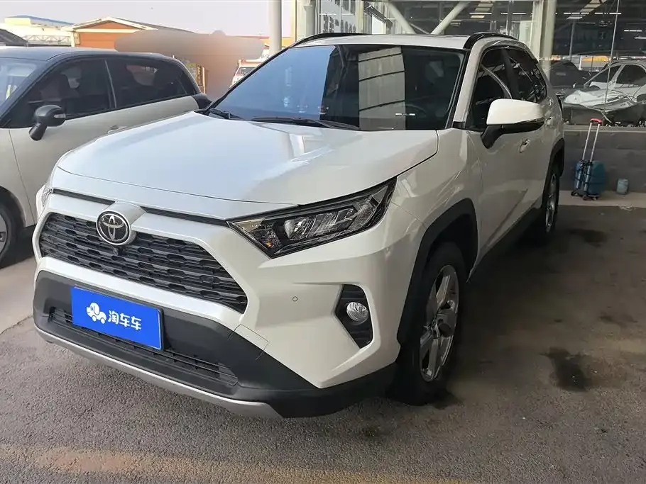 Toyota RAV4 — фото 1