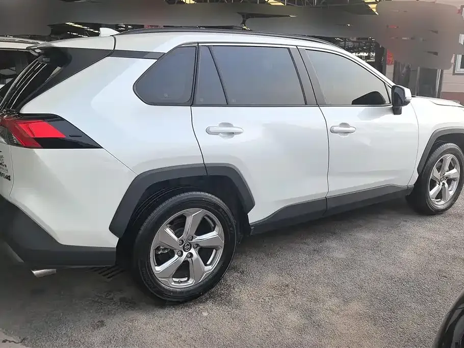 Toyota RAV4 — фото 7