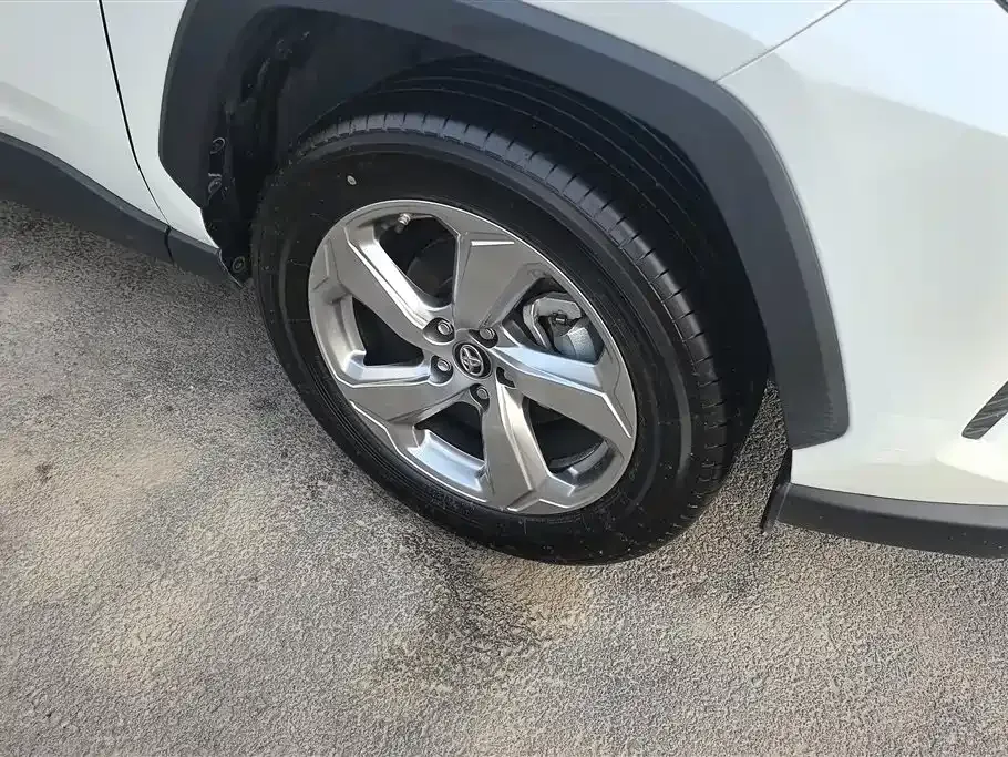 Toyota RAV4 — фото 9