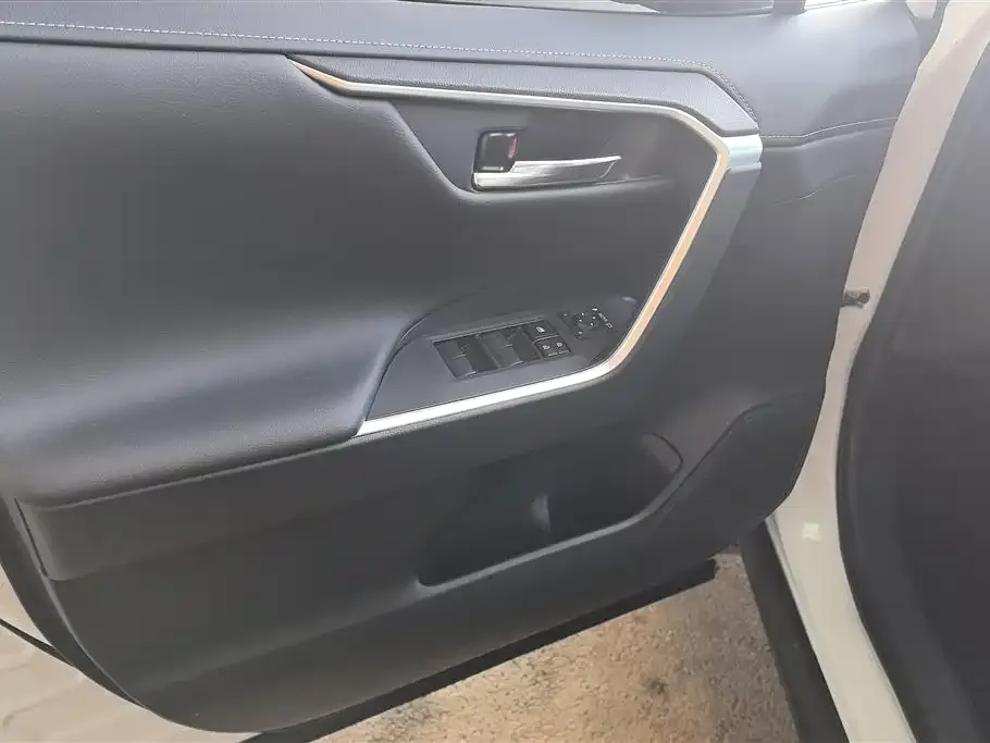 Toyota RAV4 — фото 2