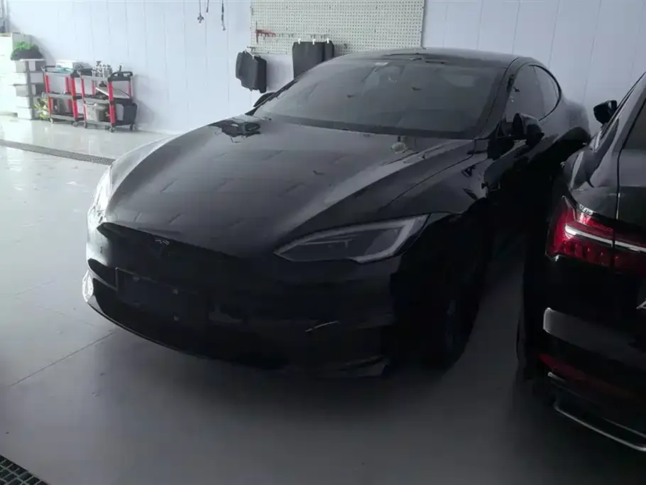 Tesla Model S — фото 1
