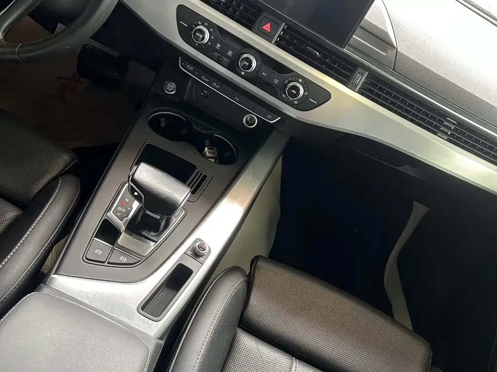 Audi A4L 2023 из CN, фото 4