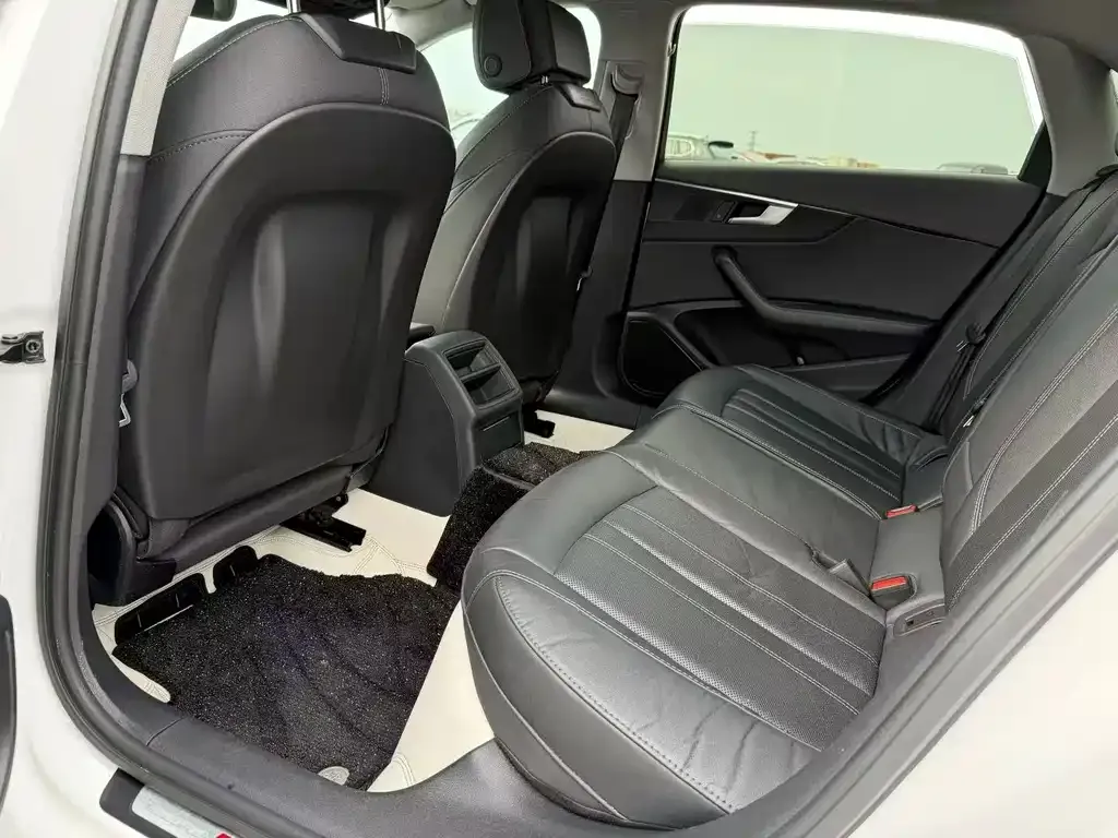 Audi A4L 2023 из CN, фото 2