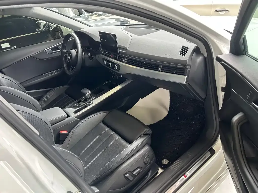 Audi A4L 2023 из CN, фото 8
