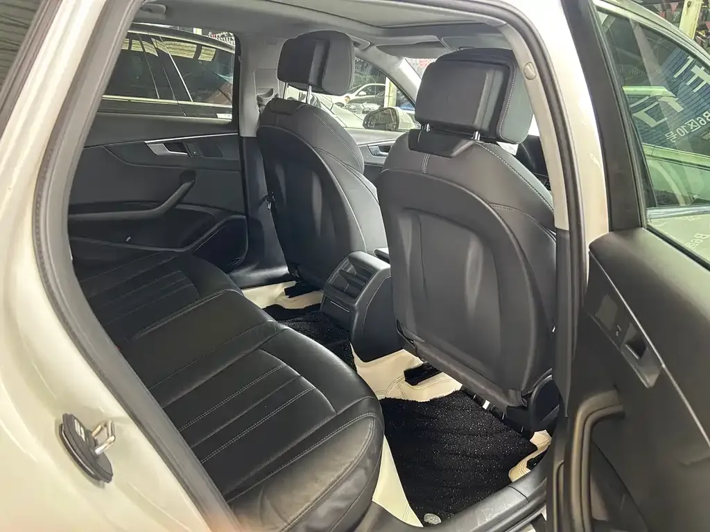 Audi A4L 2023 из CN, фото 3