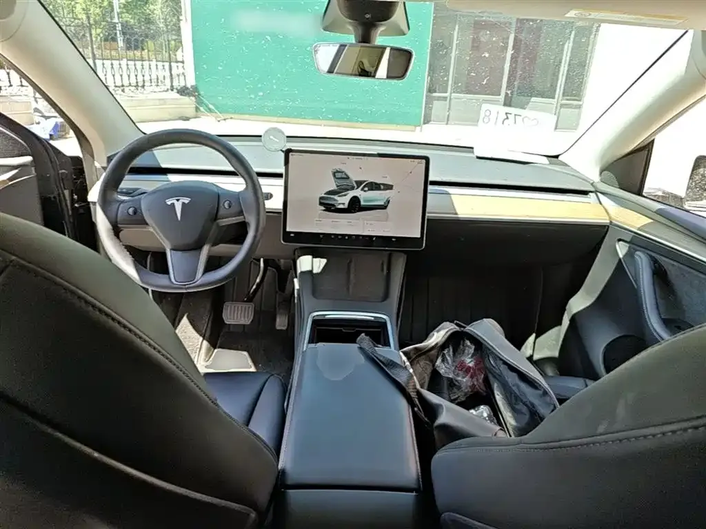 Tesla Model Y — фото 9