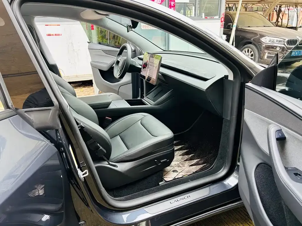 Tesla Model Y — фото 10