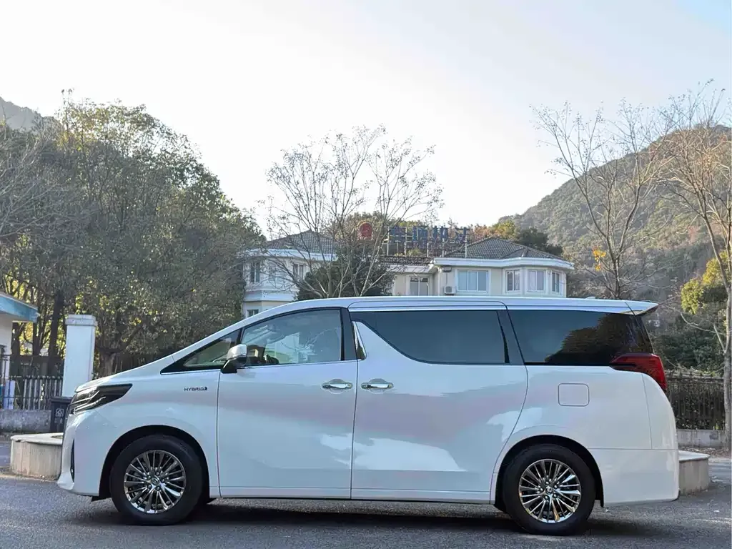 Toyota Alphard — фото 5