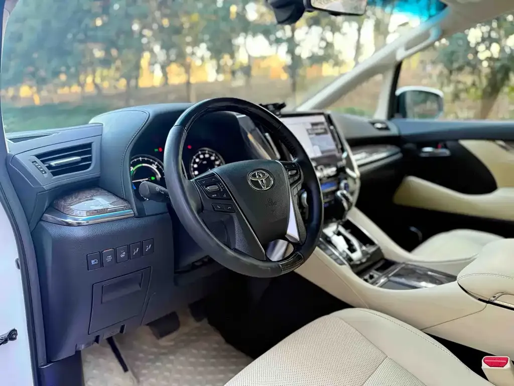 Toyota Alphard — фото 2