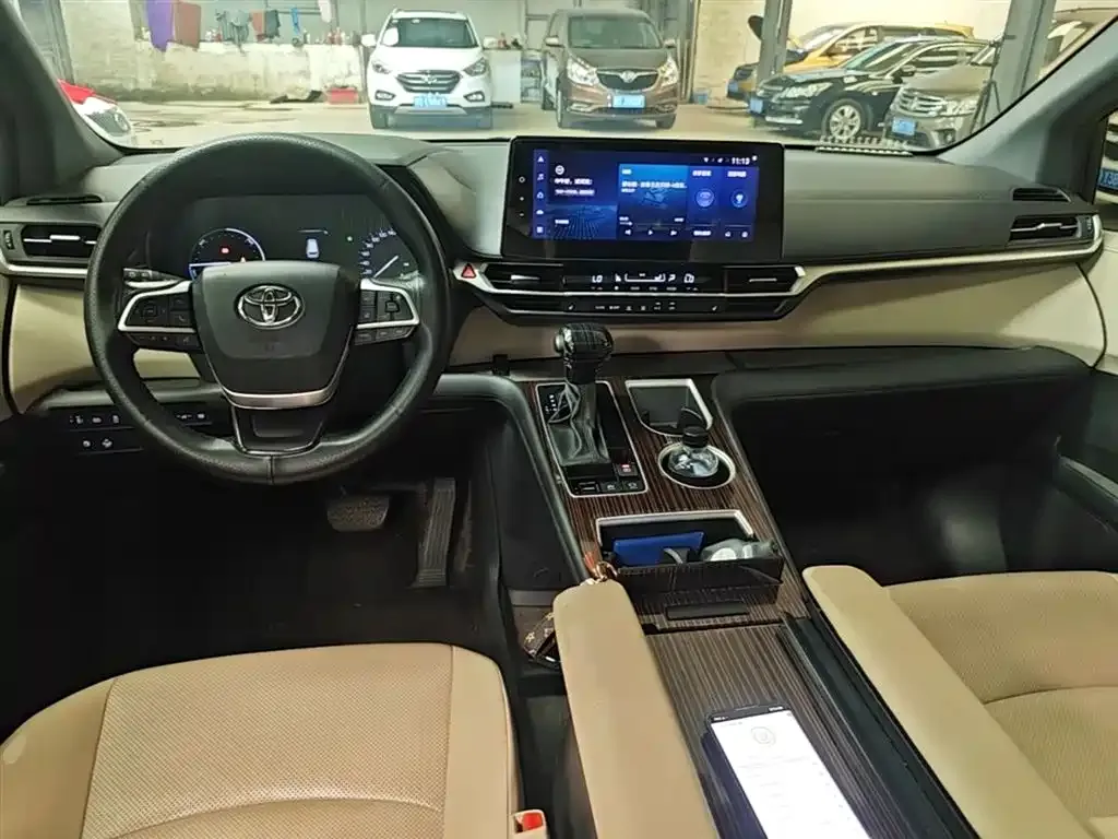 Toyota Granvia — фото 2