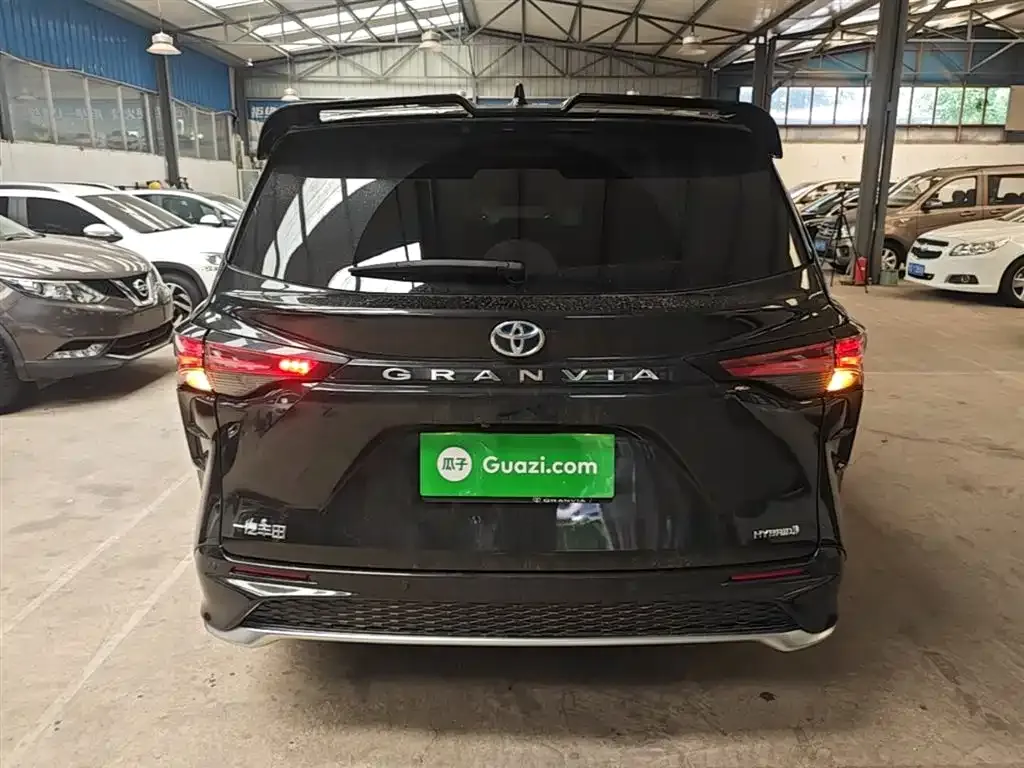 Toyota Granvia — фото 7