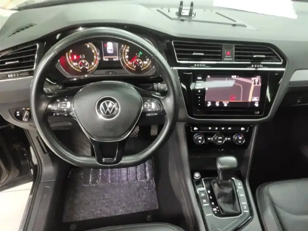 Volkswagen Tiguan L — фото 4