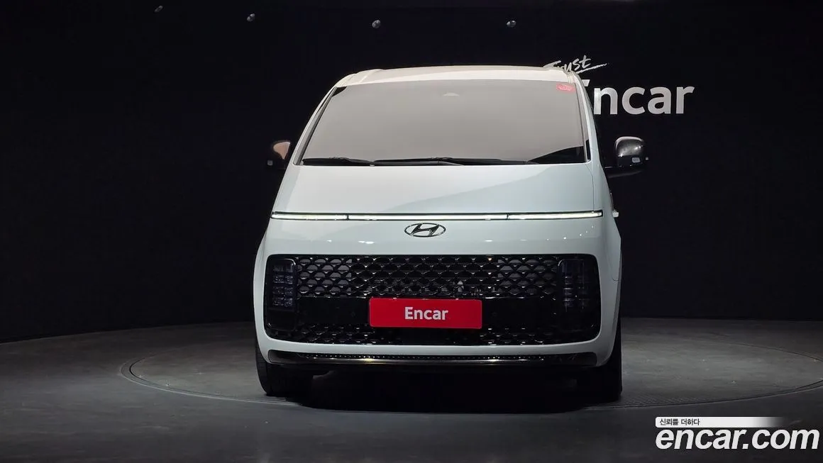 Hyundai Staria Lounge 9-Seater 1