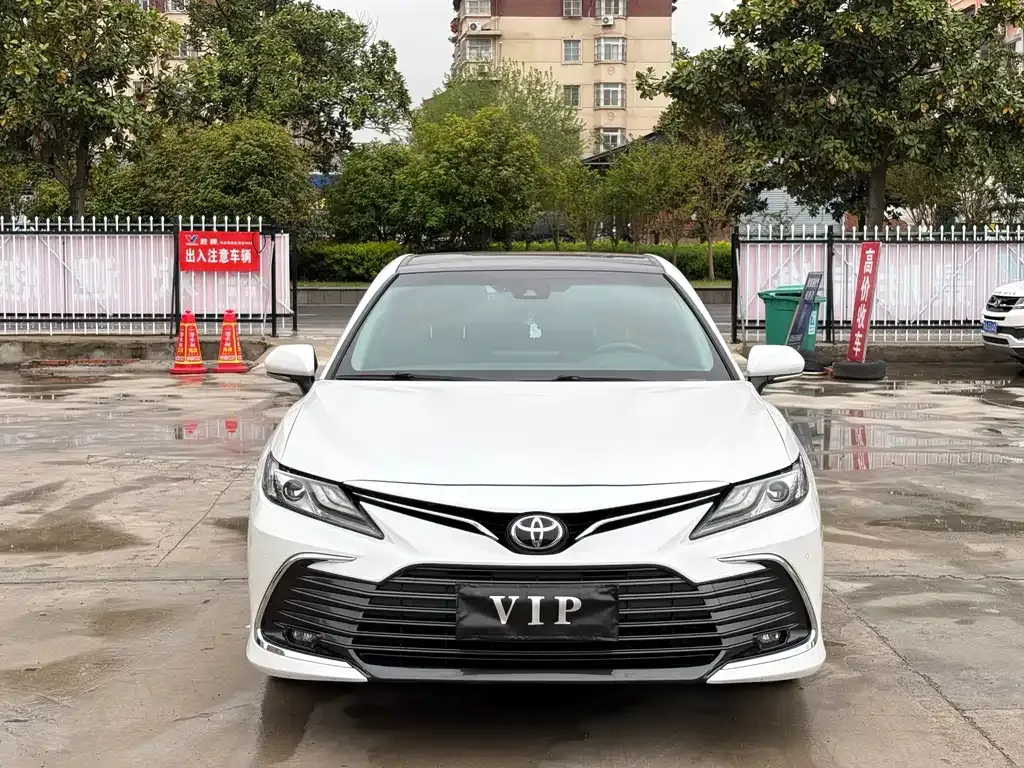 Toyota Camry — фото 1