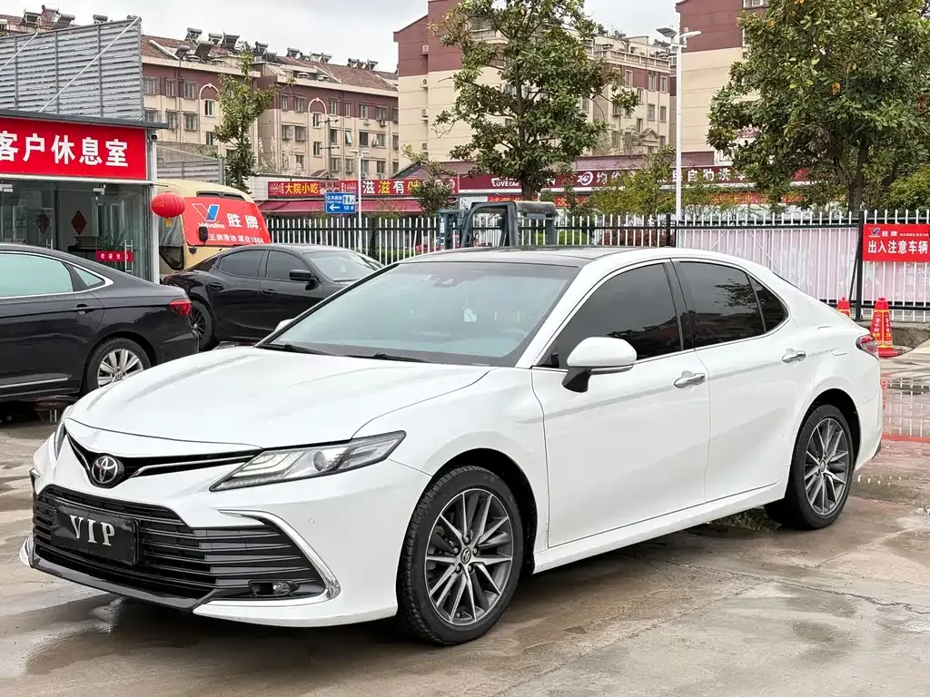 Toyota Camry — фото 6