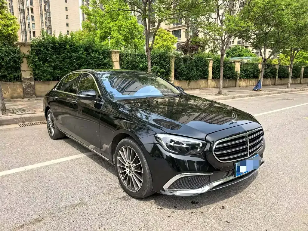 Mercedes-Benz E-Class — фото 1