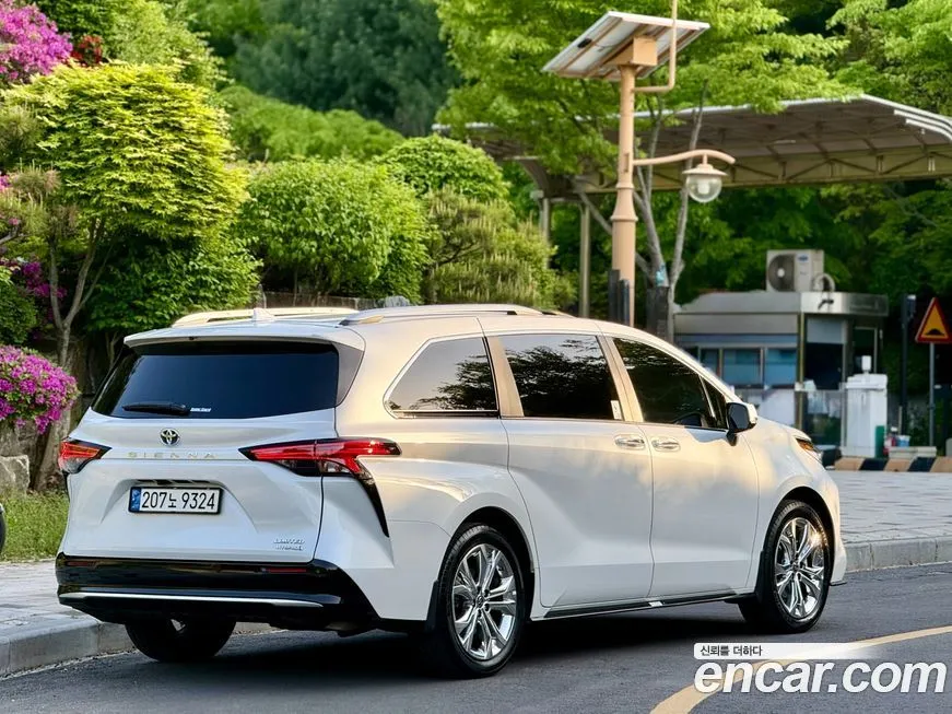 Toyota Sienna — фото 4