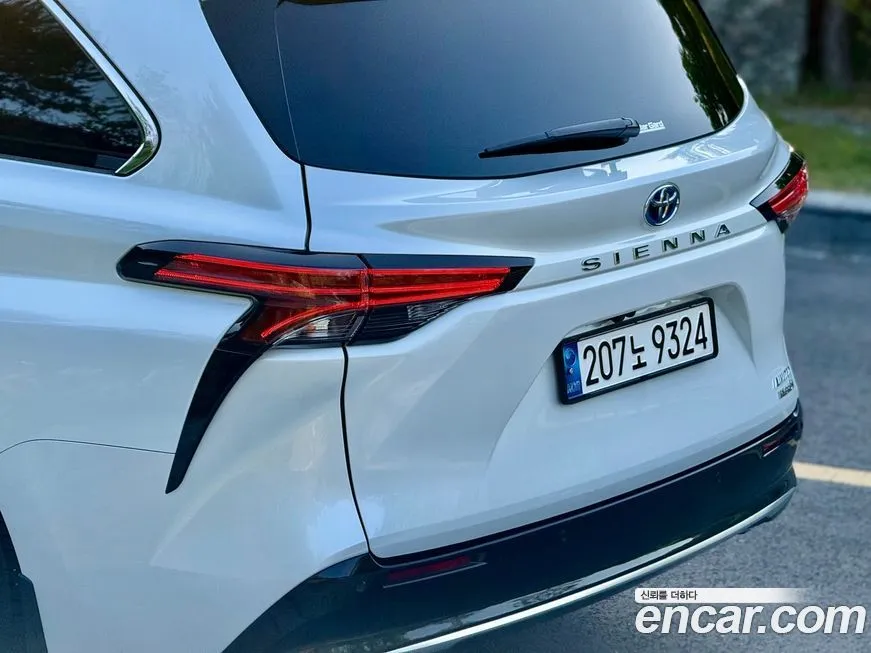 Toyota Sienna — фото 3