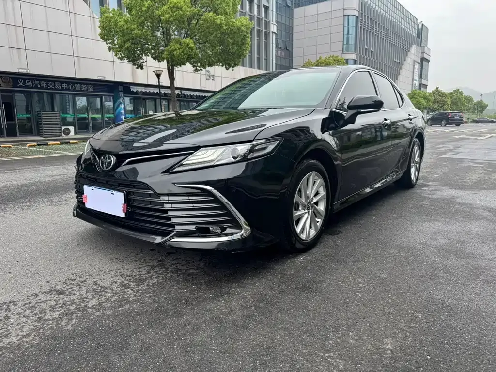 Toyota Camry — фото 1