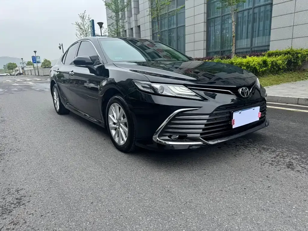 Toyota Camry — фото 2