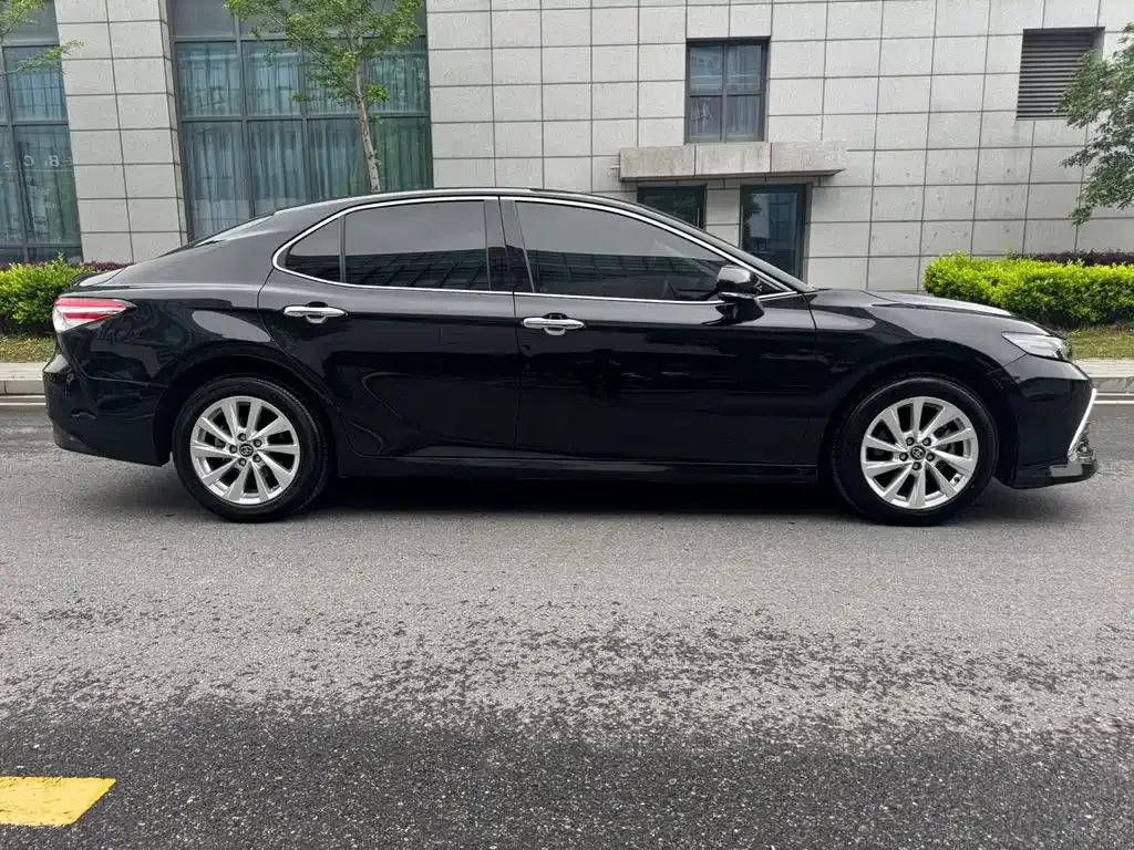Toyota Camry — фото 4