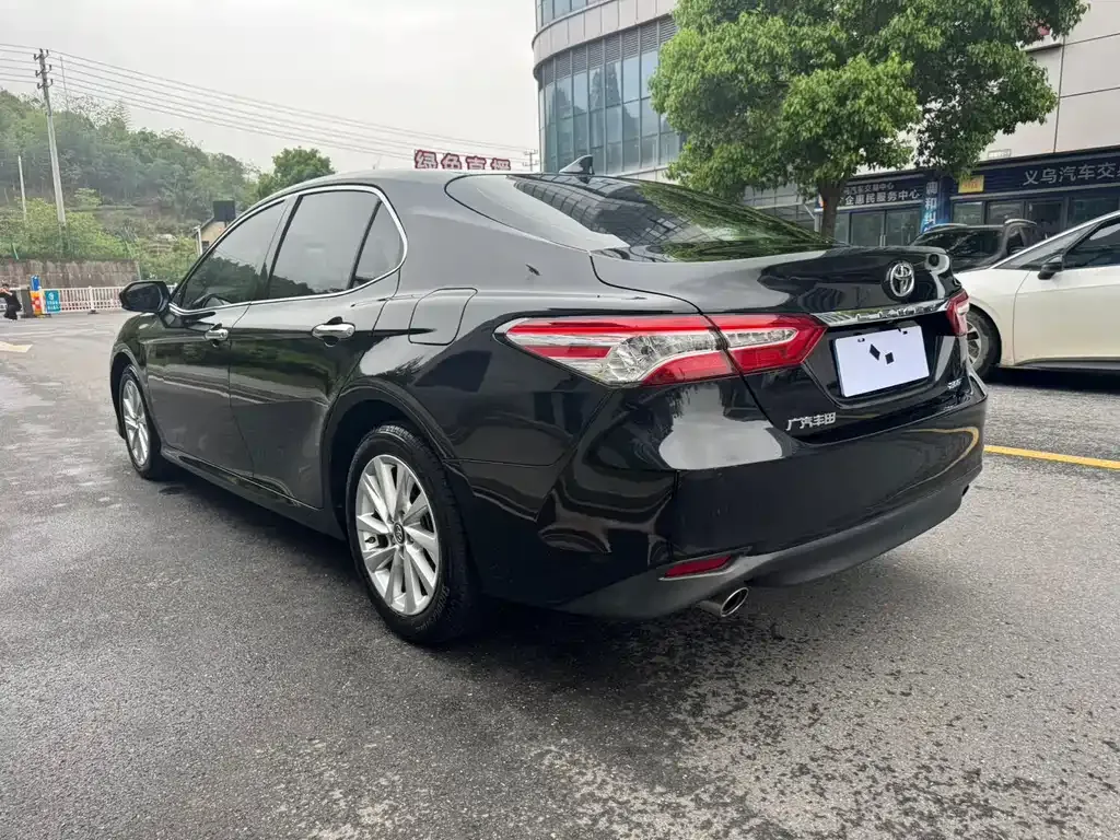 Toyota Camry — фото 10