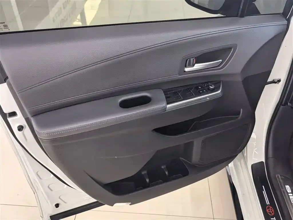 Toyota Sienna — фото 3