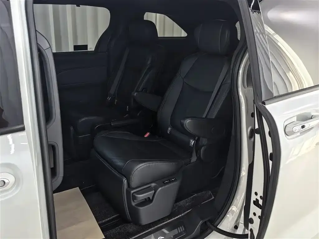 Toyota Sienna — фото 9