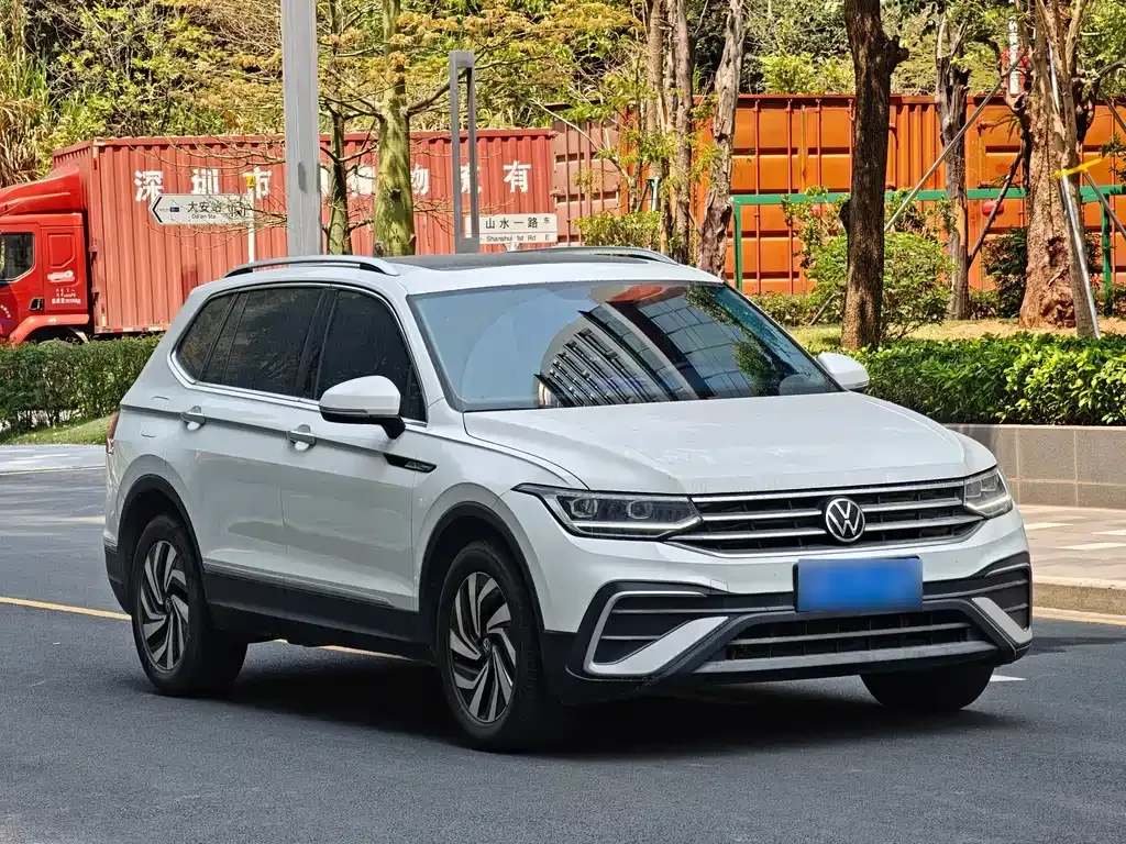 Volkswagen Tiguan L — фото 8
