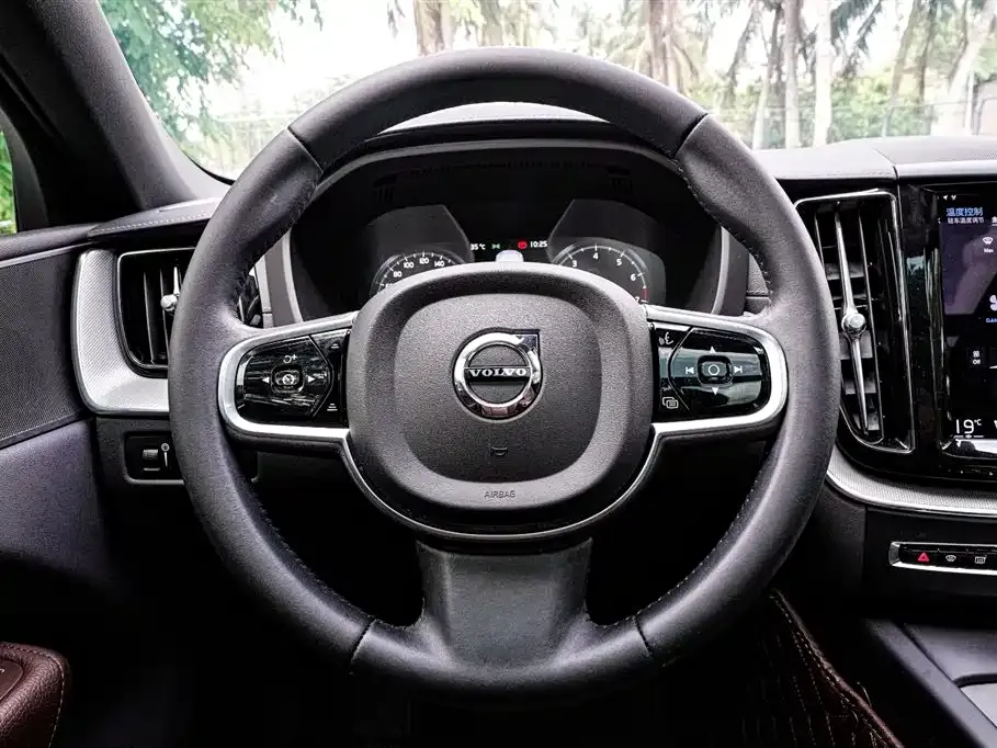 Volvo XC60 — фото 4