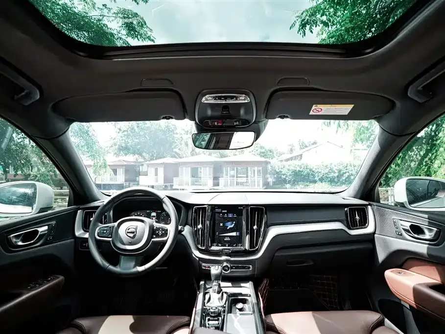Volvo XC60 — фото 10