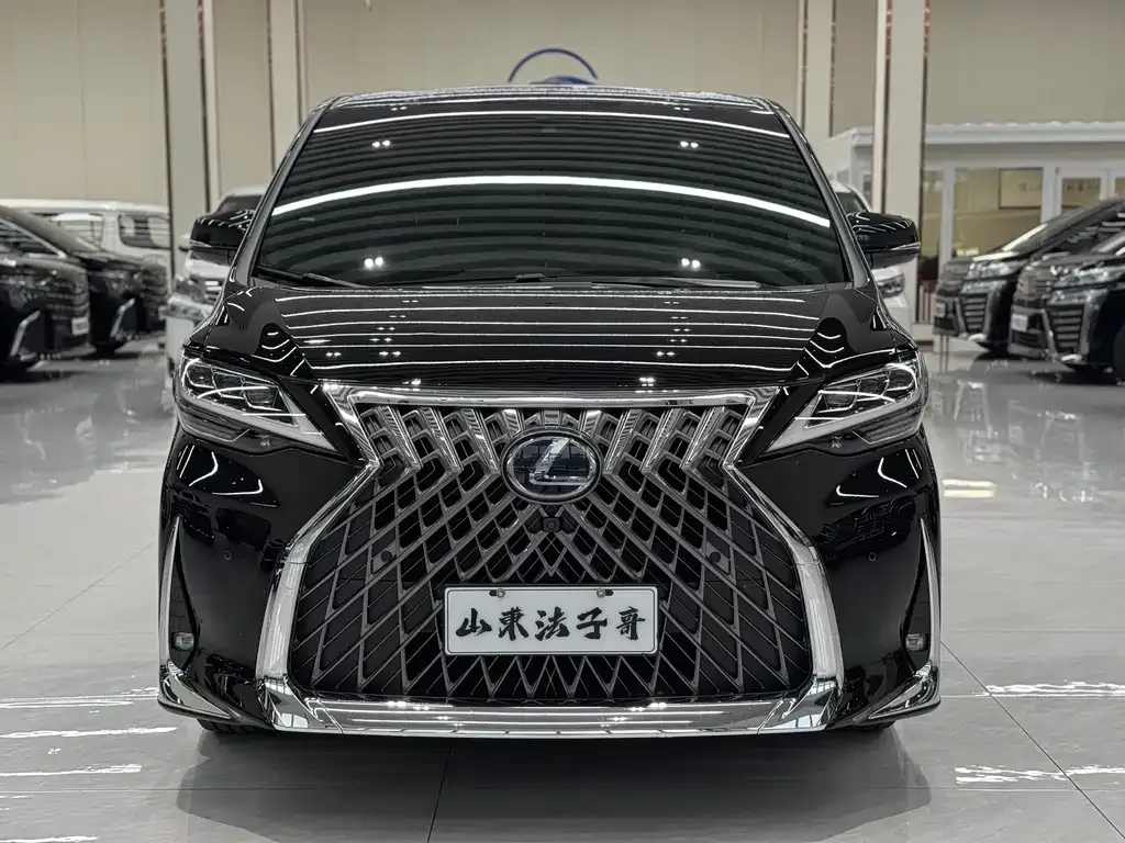 Lexus LM — фото 2