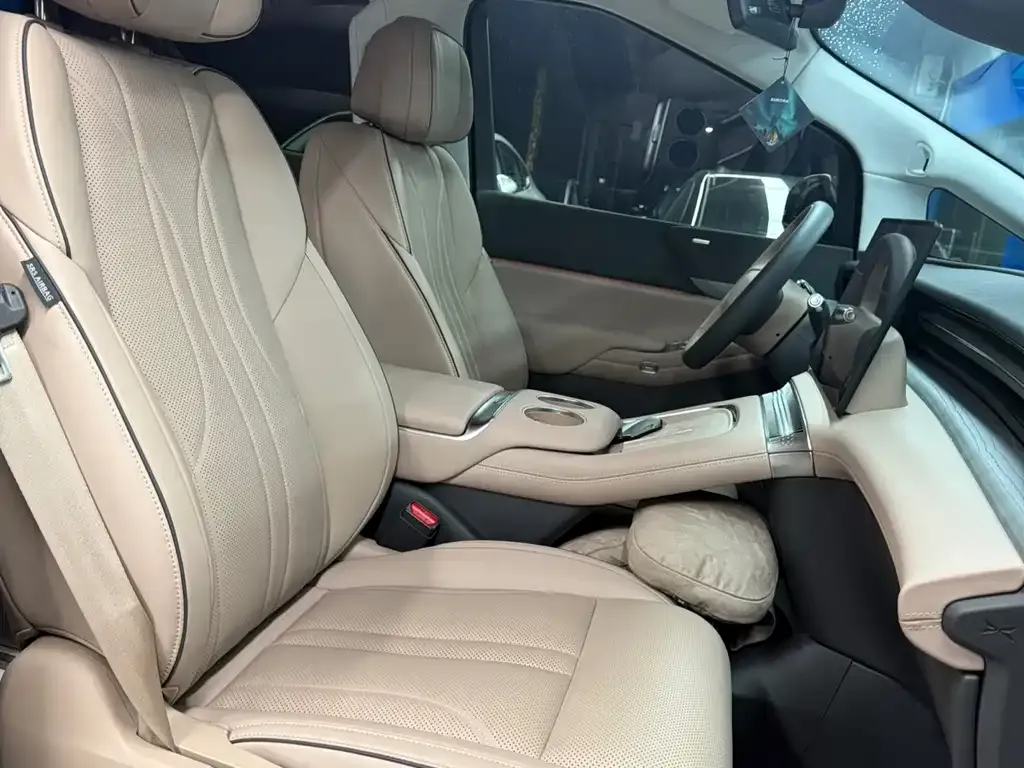 XPeng X9 — фото 9