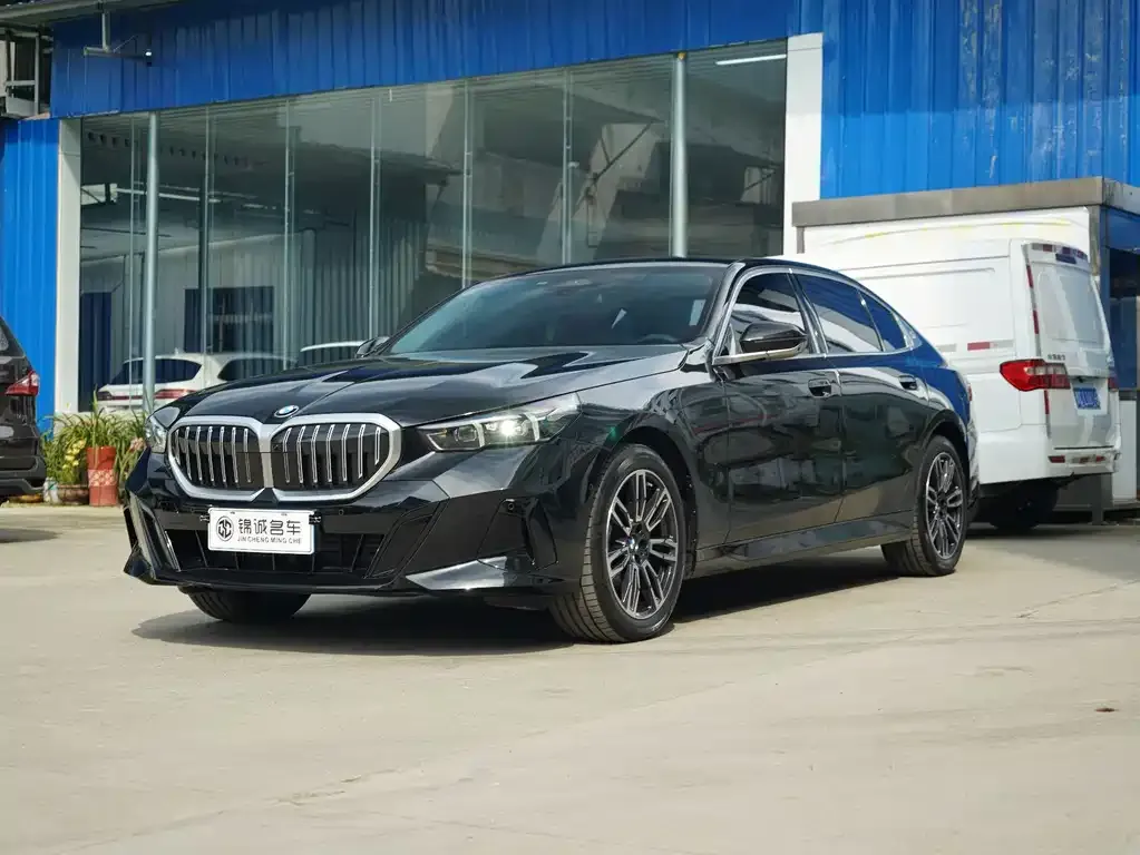 BMW 5 Series — фото 1