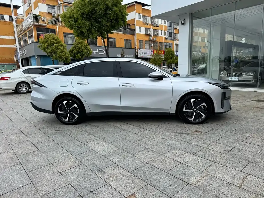 Geely Galaxy L6 — фото 6