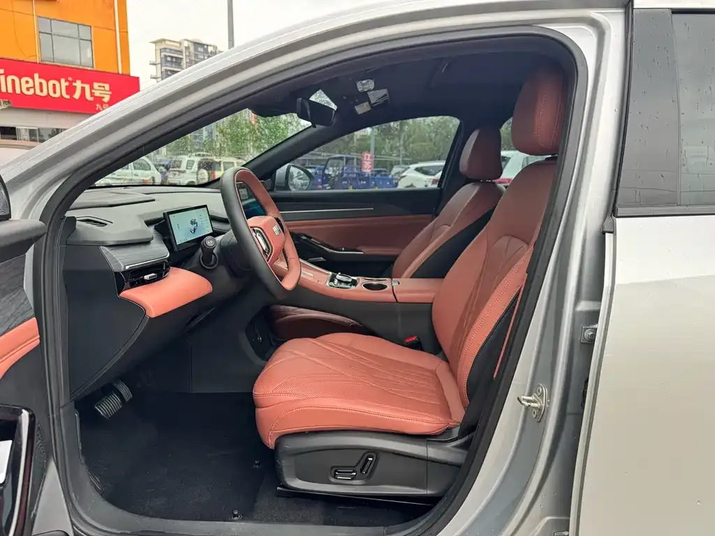 Geely Galaxy L6 — фото 3
