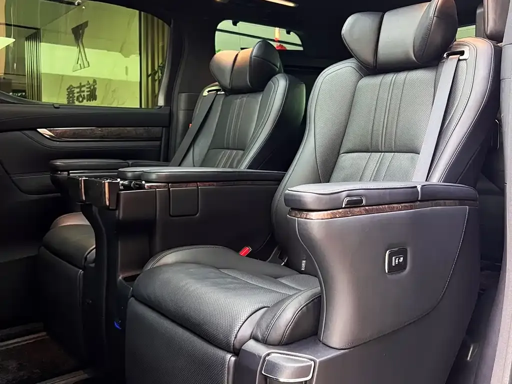 Toyota Vellfire — фото 2