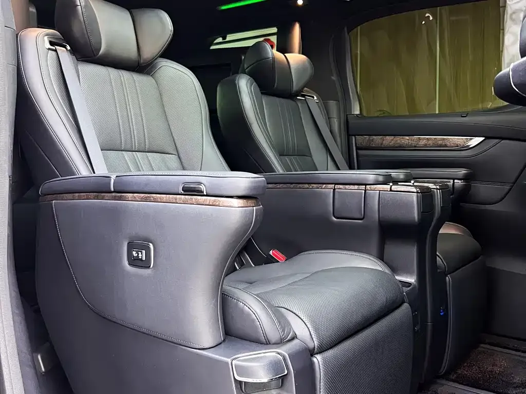 Toyota Vellfire — фото 10