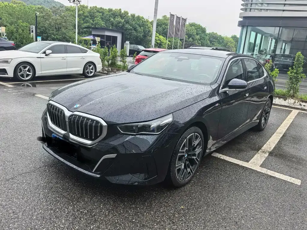 BMW 5 Series — фото 1