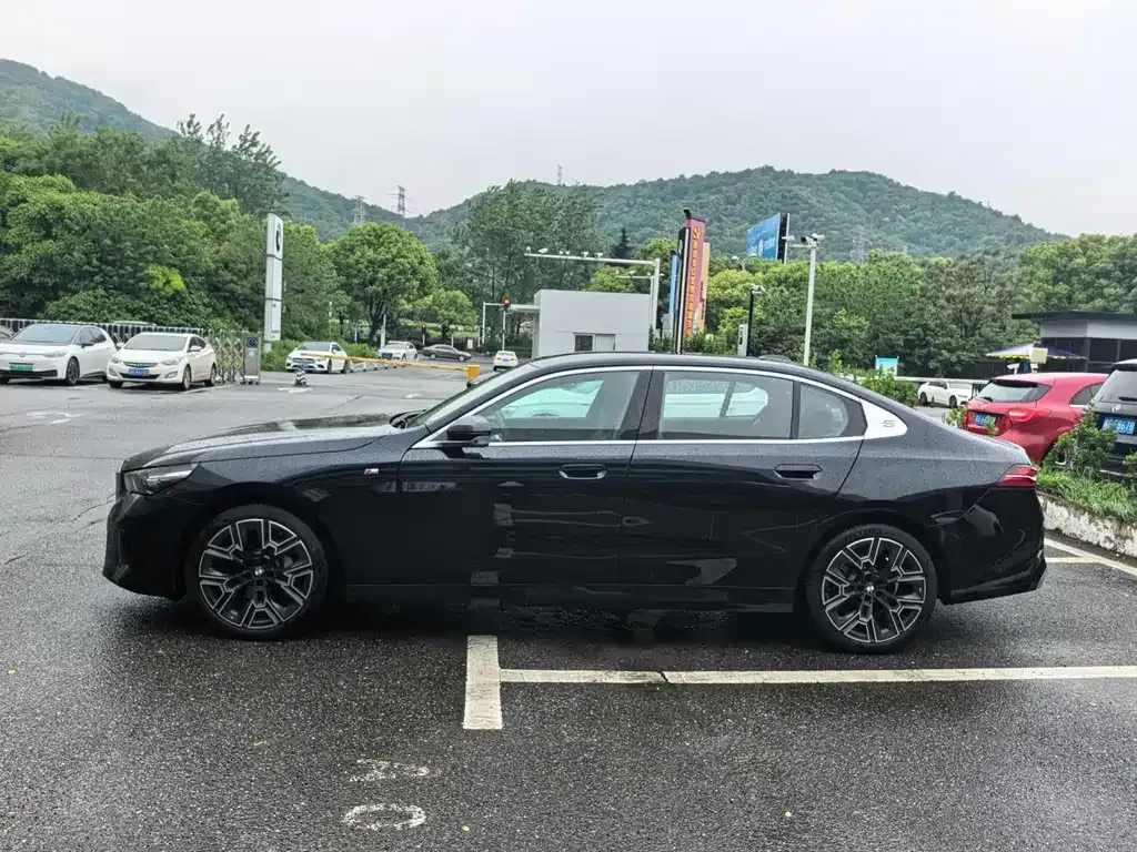 BMW 5 Series — фото 10
