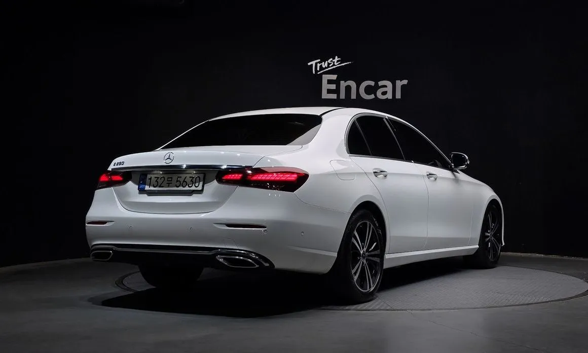 Mercedes-Benz E-Class — фото 2
