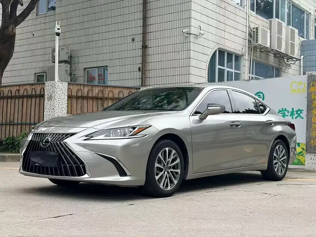 Lexus ES — фото 1