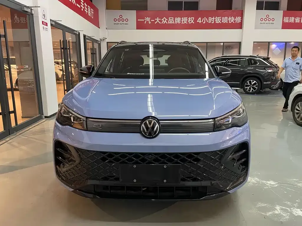 Volkswagen Tiguan L — фото 4