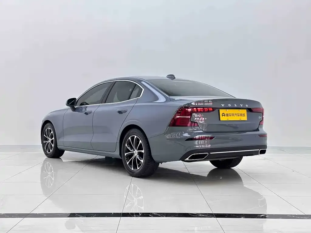 Volvo S60 — фото 10