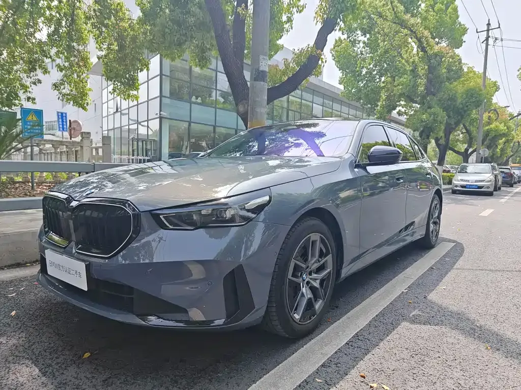 BMW 5 Series — фото 1